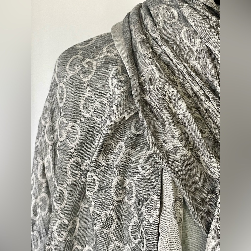 Gucci GG Lightweight wool/silk blend scarf, fringe, grey with white GGs, L, EUC - Picture 7 of 16